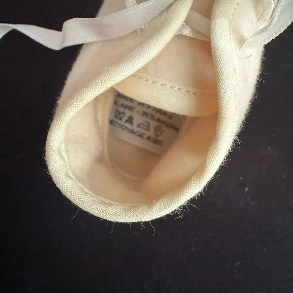 Used in great condition Hermès Baby Shoes with Box & dustbag